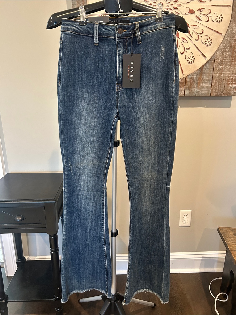 RISEN Women's HW Frayed Hem Flare Jeans w/ Subtle distressing Size 28/7 NWT Hem